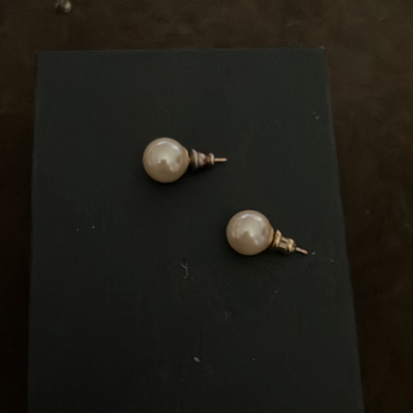 Faux pearl earrings - Picture 2 of 2